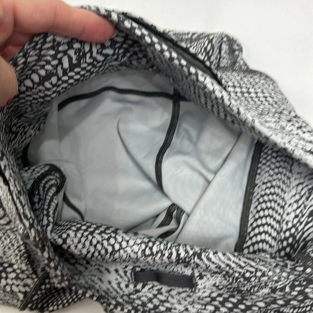 Lululemon Grey And White Snakeskin Print Crop leggings size 6.